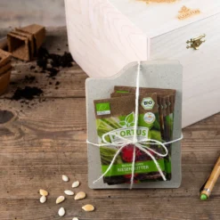 Gemüse Saatgut Archiv Holzbox (10 Tütchen + Register) | BIO Gemüsesamen-Sets Von FLORTUS -Blumen Raum Verkaufsgeschäft 551883 BIO Saatgut Archiv Holzbox 10 Tuetchen Register 2000 0564 3